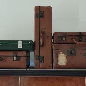 tre bagagli appoggiati su uno scaffale di Giardinetto Papale, centralissimo a Caltagirone Altre 35 foto