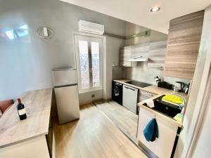 Kuchyňa alebo kuchynka v ubytovaní Lovely & sunny loft heart of Nice with A/C!