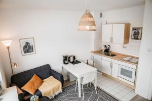 uma cozinha com um sofá e uma mesa num quarto em City-Appartement, Holtenauer Straße mit 24h Check-in em Kiel