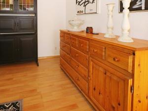 uma cómoda de madeira com dois vasos em cima em 6 person holiday home in Hadsund em Nørre Hurup