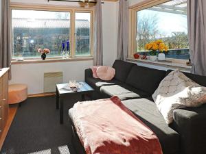 sala de estar con sofá y 2 ventanas en 6 person holiday home in Hadsund, en Nørre Hurup
