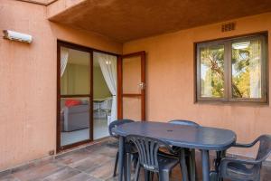 サウスブルームにあるSan Lameer Villa 2510 - 1 Bedroom Classic - 2 pax - San Lameer Rental Agencyの家の前の椅子 +11枚の写真