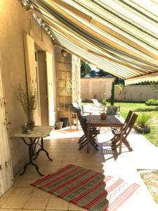 a patio with a table and chairs on a patio at Maison circé in Loupiac-de-Cadillac