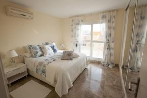 Postel nebo postele na pokoji v ubytování Almerimar Porto Fino - Appartement de luxe, vue mer