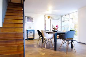 jadalnia z czarnym stołem i krzesłami w obiekcie 444 Tourny - Appartement 2 chambres avec ascenseur et Parking w mieście Bordeaux