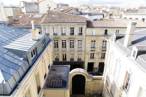 widok z powietrza na stary budynek z łukiem w obiekcie 444 Tourny - Appartement 2 chambres avec ascenseur et Parking w mieście Bordeaux