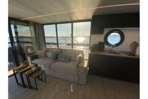 Hausboot Fjord Ankerplatz mit Biosauna in Schleswig的休息区