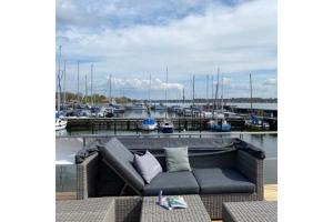 Hausboot Fjord Ankerplatz mit Biosauna in Schleswig的休息区