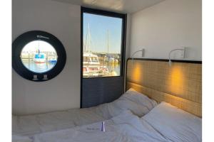 Hausboot Fjord Ankerplatz mit Biosauna in Schleswig客房内的一张或多张床位