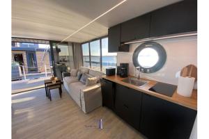Hausboot Fjord Ankerplatz mit Biosauna in Schleswig的电视和/或娱乐中心