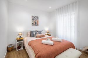 sypialnia z łóżkiem z dwoma ręcznikami w obiekcie Sueños Del Mar w mieście Nazaré