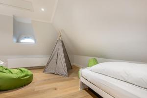 ein Schlafzimmer mit einem Bett und einer kleinen Baumdekoration in der Unterkunft Ferienhaus Essex in Keitum
