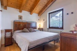 Un pat sau paturi într-o cameră la DolomiApartments - Casa Franky