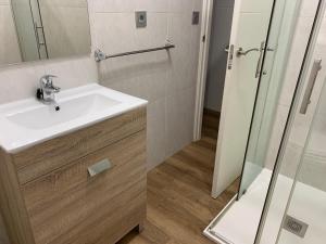 W łazience znajduje się umywalka i prysznic. w obiekcie Apartment Triana 2 w Sewilli