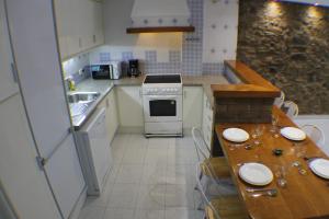cocina con mesa, fregadero y fogones en Agi Pi Sunyer Apartments, en Roses