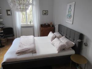 een bed met kussens in een slaapkamer bij Ferienwohnung An der Itz in Coburg