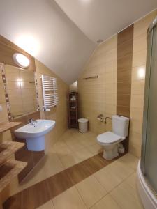 ソリナにあるSolinianka Villas & Spaのバスルーム(トイレ、洗面台付)