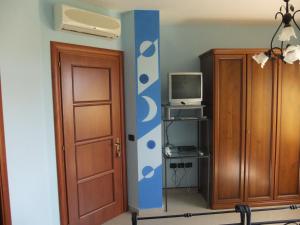 TV a/nebo společenská místnost v ubytování B&B La Pineta