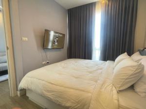 Un pat sau paturi într-o cameră la Love on top @ The Blu X bangsaen
