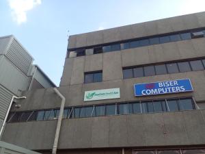 un edificio con un cartel en el costado en DeeCinta Health Spa, en Johannesburgo