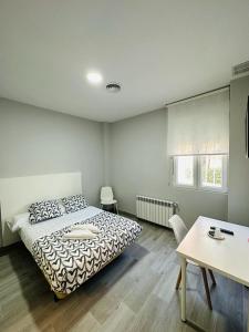 A bed or beds in a room at HOSPEDAJE CUATRO VIENTOS Még 32 kép