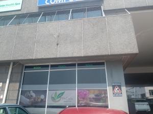 vista su un negozio con un'auto parcheggiata fuori di DeeCinta Health Spa a Johannesburg