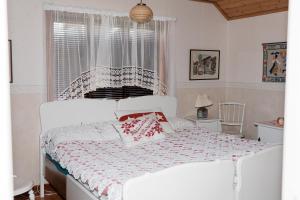 a white bed in a bedroom with a window at Backgårdens Turism & Kultur in Backgarden