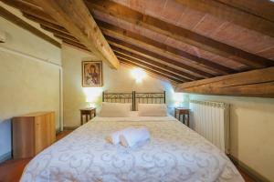 A bed or beds in a room at San Tommaso