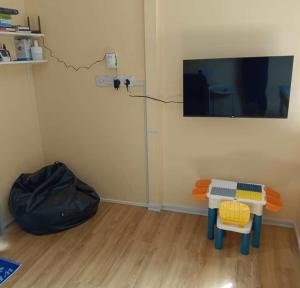 sala de estar con mesa y bolsa negra en Kundasang Trail Homestay en Kampong Kundassan