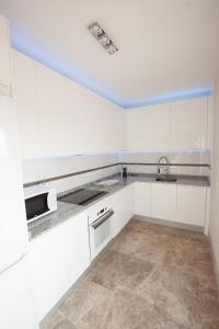 Kuchyň nebo kuchyňský kout v ubytování Almerimar Porto Fino - Appartement de luxe, vue mer