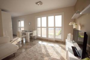TV a/nebo společenská místnost v ubytování Almerimar Porto Fino - Appartement de luxe, vue mer