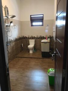 een badkamer met een toilet en een wastafel bij Hotel Meer in Ambalangoda