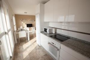 Kuchyň nebo kuchyňský kout v ubytování Almerimar Porto Fino - Appartement de luxe, vue mer