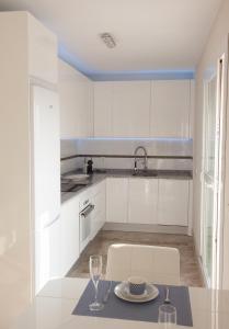 Kuchyň nebo kuchyňský kout v ubytování Almerimar Porto Fino - Appartement de luxe, vue mer