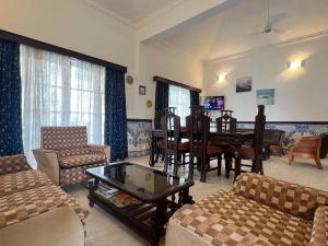 TV a/nebo společenská místnost v ubytování Villa Marina -By The Beach Goa