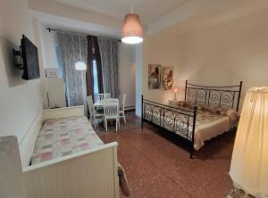1 dormitorio con 1 cama, mesa y sillas en AL 171 Locazione Turistica a 50mt metro B1, en Roma