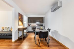 małą kuchnię i jadalnię ze stołem i krzesłami w obiekcie Vasari Apartment we Florencji +6 zdjęć