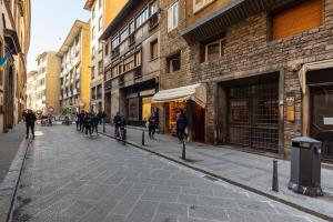 grupa ludzi jeżdżących rowerami ulicą miasta w obiekcie Vasari Apartment we Florencji