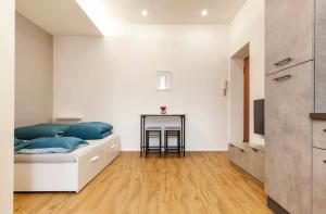 een woonkamer met een bed en een tafel bij Monolocale open space in Legnano