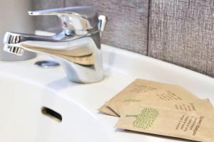 een papieren zak op een wastafel met een kraan bij Chic and comfortable apartment in Verona in Verona