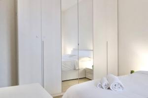 een slaapkamer met 2 bedden en een spiegel bij Chic and comfortable apartment in Verona in Verona