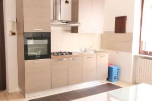 Kitchen o kitchenette sa Chic and comfortable apartment in Verona