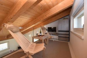 Zimmer mit Schaukelstühlen, einem Tisch und einem TV in der Unterkunft Casa Silù - Lago di Como in Colico