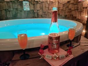 Nápoje v ubytovaní Gîte avec spa et sauna Aux champs des Amours