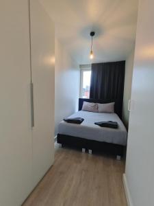 niewielka sypialnia z łóżkiem i oknem w obiekcie K50171 Modern apartment near the center and free parking w Eindhoven