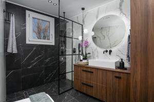 a bathroom with a sink and a mirror at Sada's House in Triovasálos