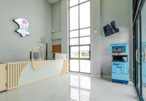 um quarto de hospital com um balcão e um lavatório em พิลโล่ อินน์ ฉะเชิงเทรา Pillow Inn Chachengsao em Ban Khao Hin Son
