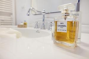 una botella de perfume Chanel sentada en un mostrador del baño en dimore di portadibasso, en Peschici