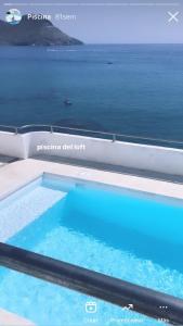 - une piscine avec l'océan en arrière-plan dans l'établissement Loft Margot, à San José