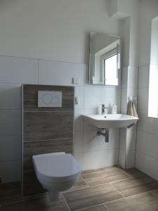 ein Bad mit einem WC und einem Waschbecken in der Unterkunft Townflat Kassel City / Privat wie im eigenen Haus / Kostenlos Parken in Kassel